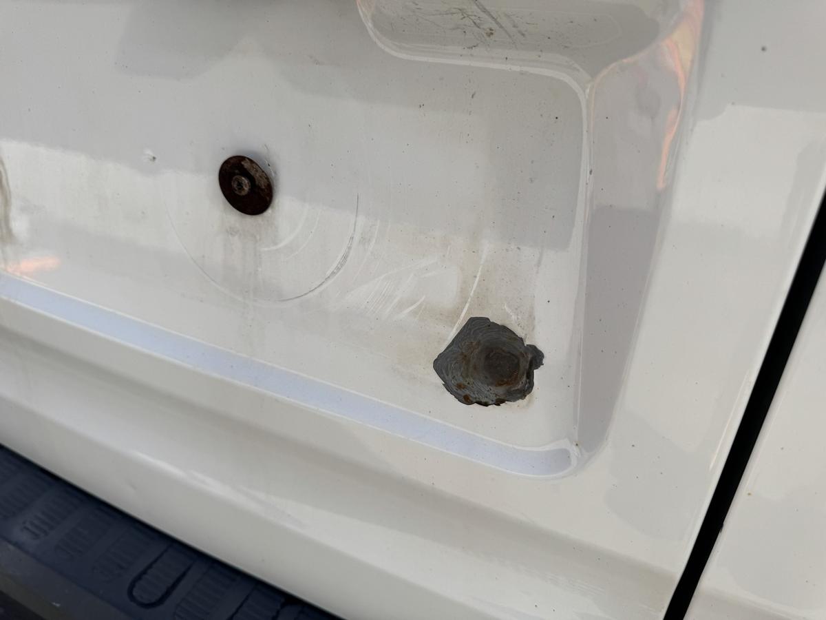 Ford Transit Connect original Fl&uuml;gelt&uuml;r mit Scheibe hinten links Frost Wei&szlig; Bj.2011